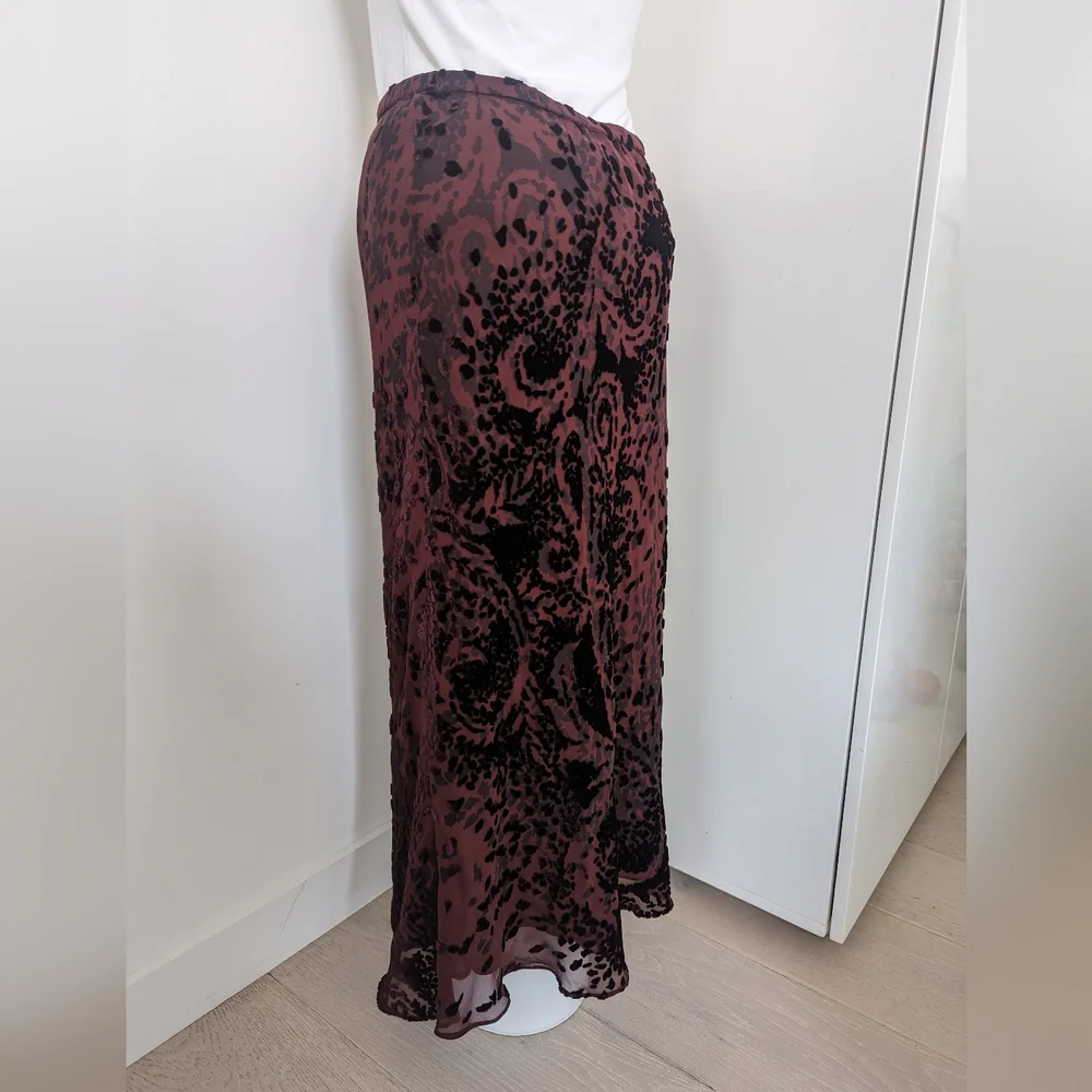 Vintage '90s Abstract Maroon/Burgundy Burn Out Velvet Skirt; Size S - Picture 7 of 9